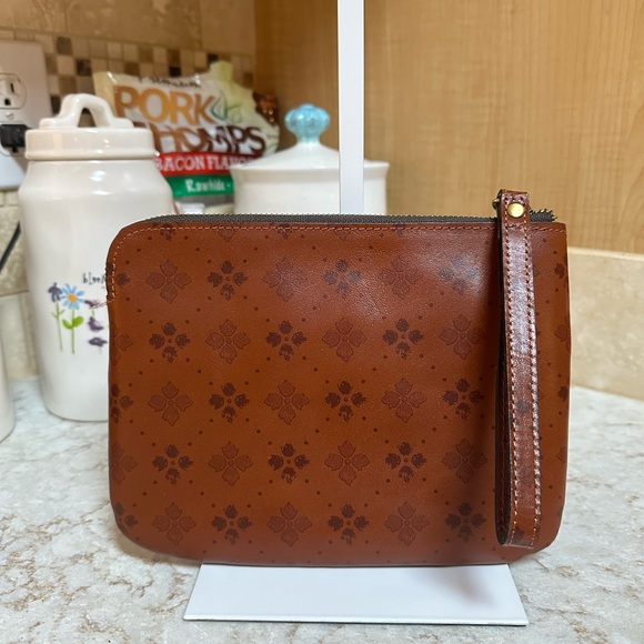 Patricia Nash Large Wrislet, Signature Print Cassini Design, Cognac/Tan, NWT - Picture 3 of 5